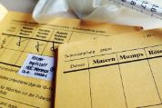 Impfbuch und Spritze gegen Röteln Impfbuch und Spritze gegen Röteln